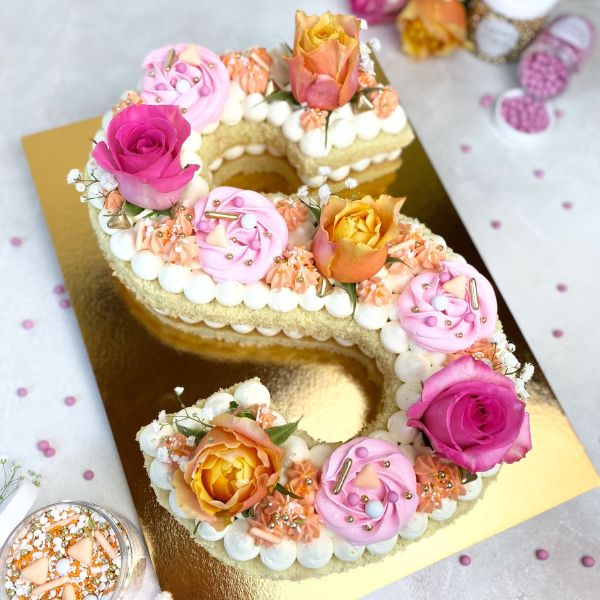 Lettercake mit Vanillebiskuit, Mascarpone-Buttercreme und Erdbeeren
