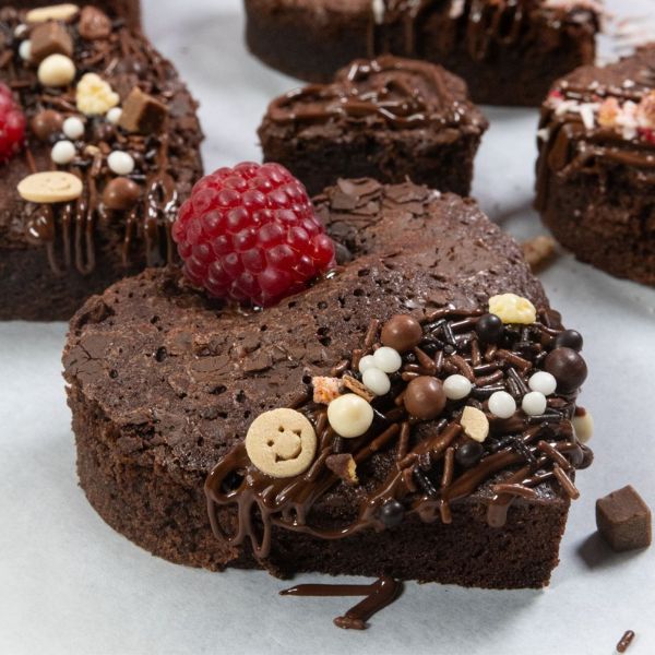 Saftige Schokoladenbrownies mit Himbeeren